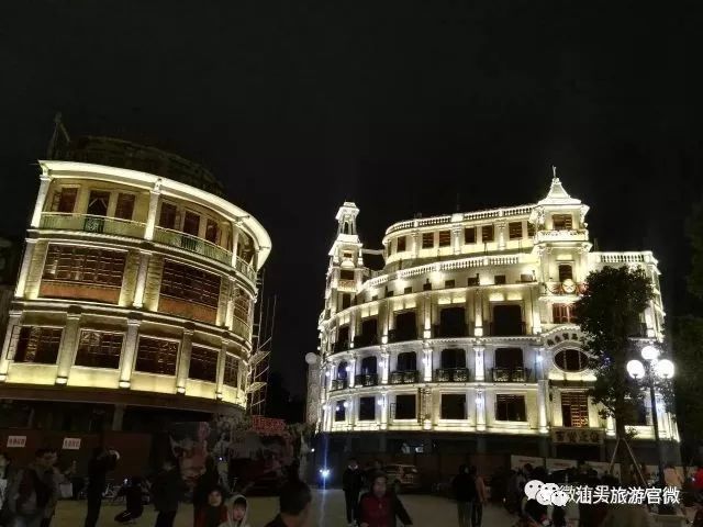 我用手机拍几张百货大楼夜景照片,看到小公园灯火辉煌,更将百货大楼的