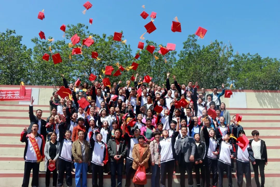 广饶一中一校区举行"青春 成长 感恩 责任"十八岁成人
