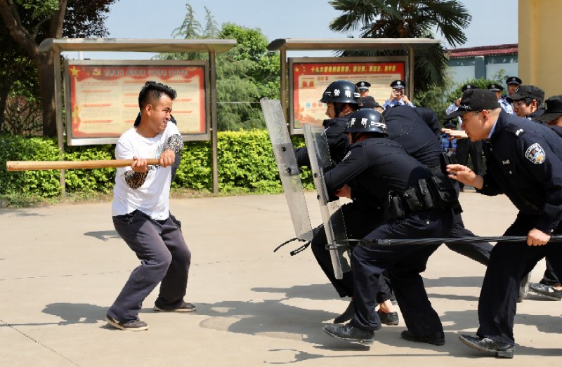 "歹徒"翻进校园被当场摁倒