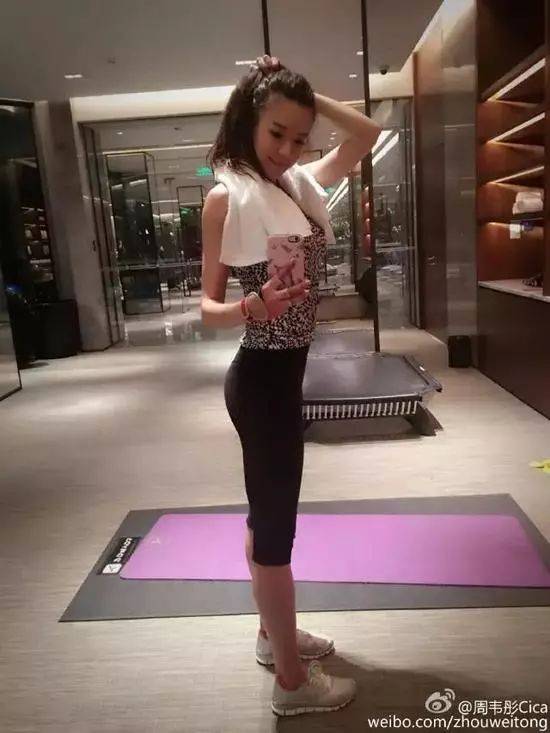 朱丹和女儿一起健身萌翻一众网友 明星的健身完后效果