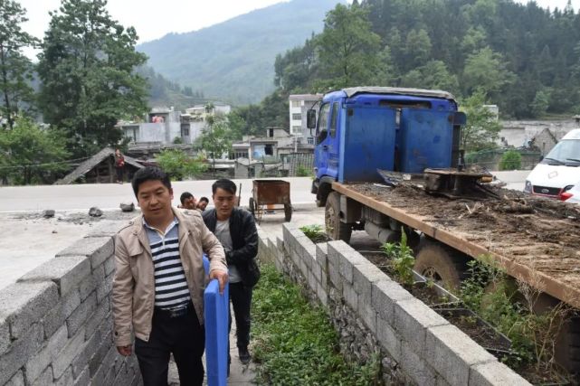 六枝现代医院志愿者走进新场乡黑塘村精准扶贫-学习