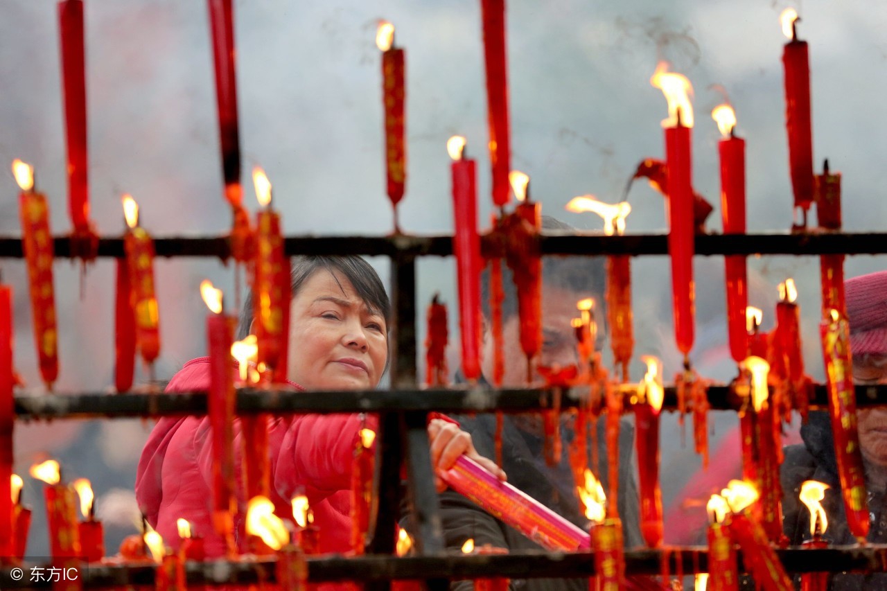 2018年3月2日,江苏淮安慈云寺,正值传统元霄佳节,市民们正在烧香祈福.