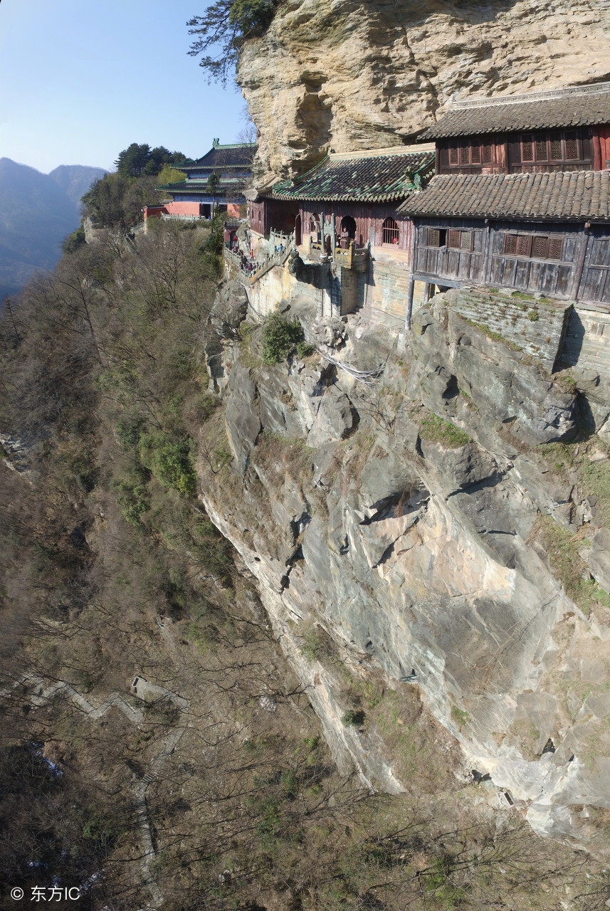 武当山一处悬空石梁神秘香炉,无数香客爬梁敬香而命丧