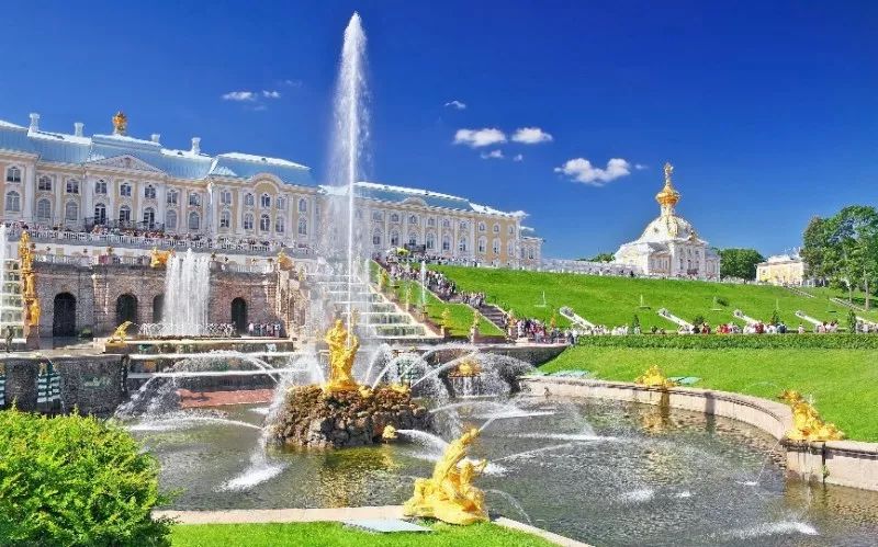 夏宫花园的喷泉与宫殿使人心旷神怡