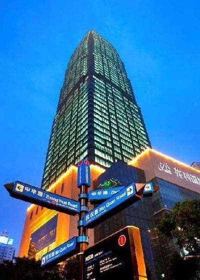 8米 海航保利国际中心,坐落于重庆市渝中区民生路235号(原"重庆宾馆"