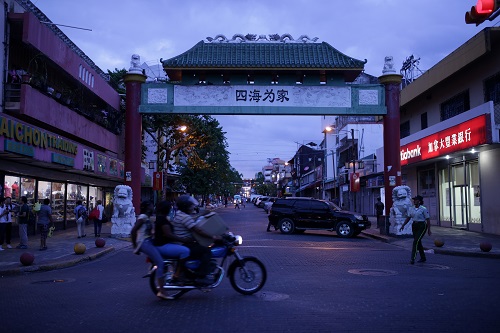 这是5月1日在多米尼加共和国首都圣多明各"中国城"拍摄的街景.