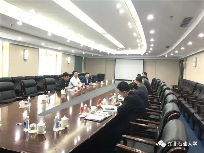 我校81级校友,辽河沺田公司副总经理张金利主持校友座谈会.