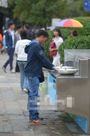 昆明公共直饮水不文明现象:有人洗手洗水果.这不是