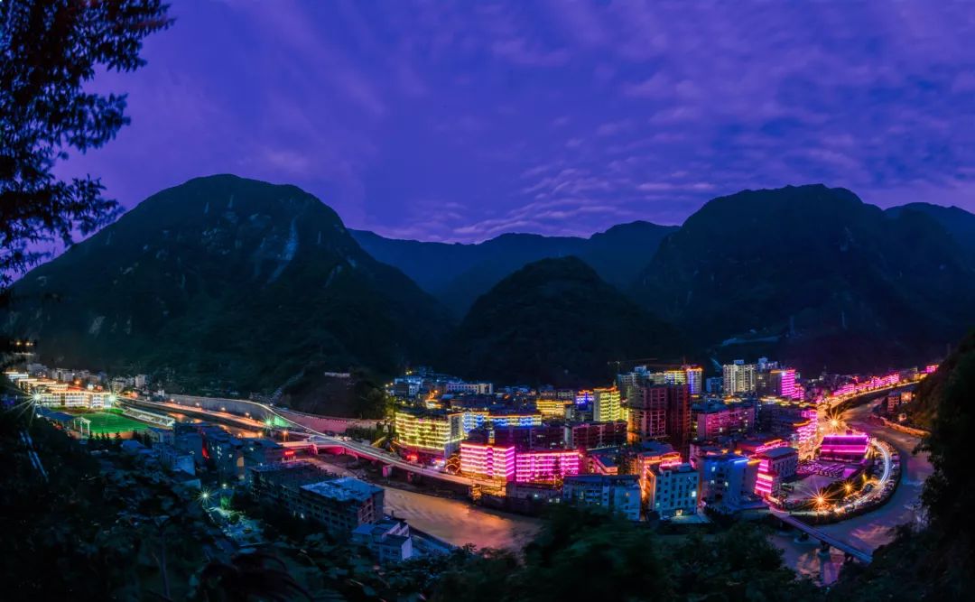 熊猫古城夜景 但凡这个时候,你大可在保持安全距离,不去骚扰大熊猫的