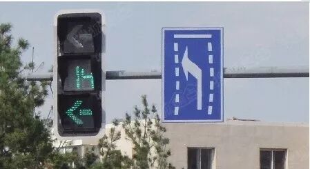 同向车道直行为绿灯时,即使是左转信号灯为红色,也是可以进入左转弯待