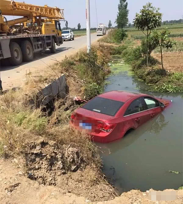 南阳新野两车发生交通事故,一辆轿车掉进水沟!