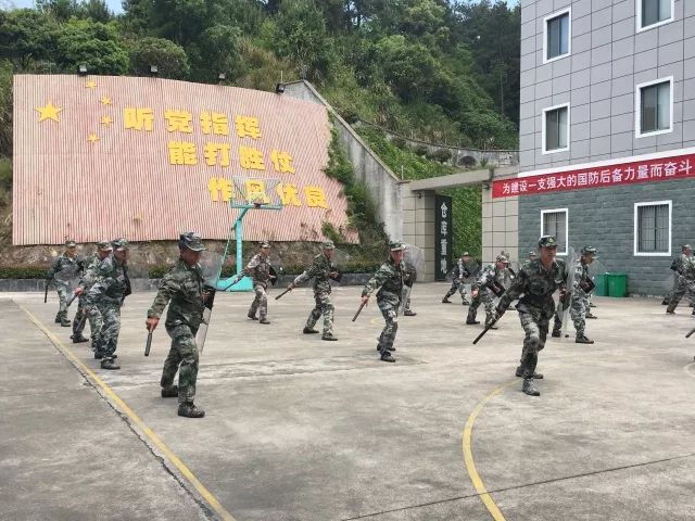 他们用实际行动印证着身后横幅上的标语:"为建设一支强大的国防后备