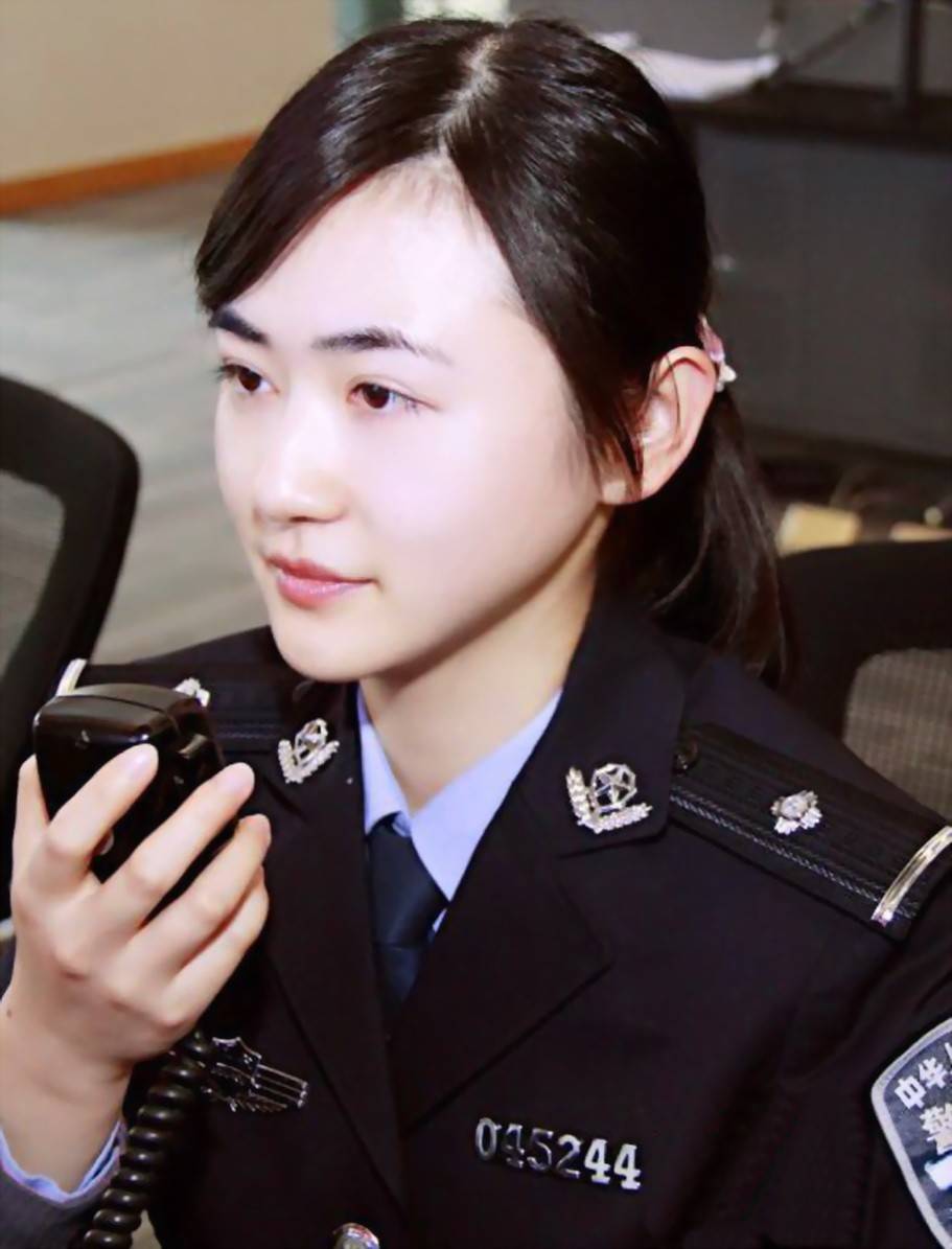 中国女警官剪影 这颜值有点高!