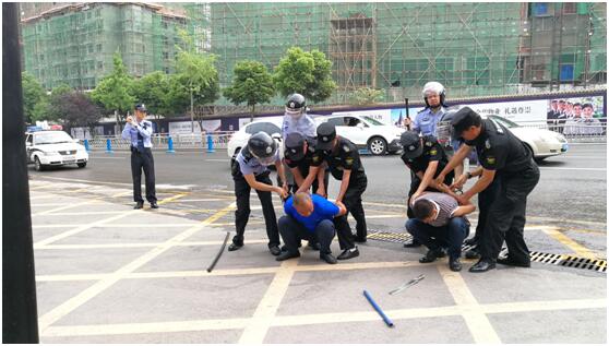 5月5日上午,泸州市龙马潭区玉带河学校开展了"反恐防暴"演练.