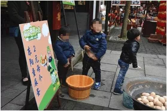 幼儿园,小学学校,有8岁及以下小男孩子家庭里都是排队接童子尿的绝佳