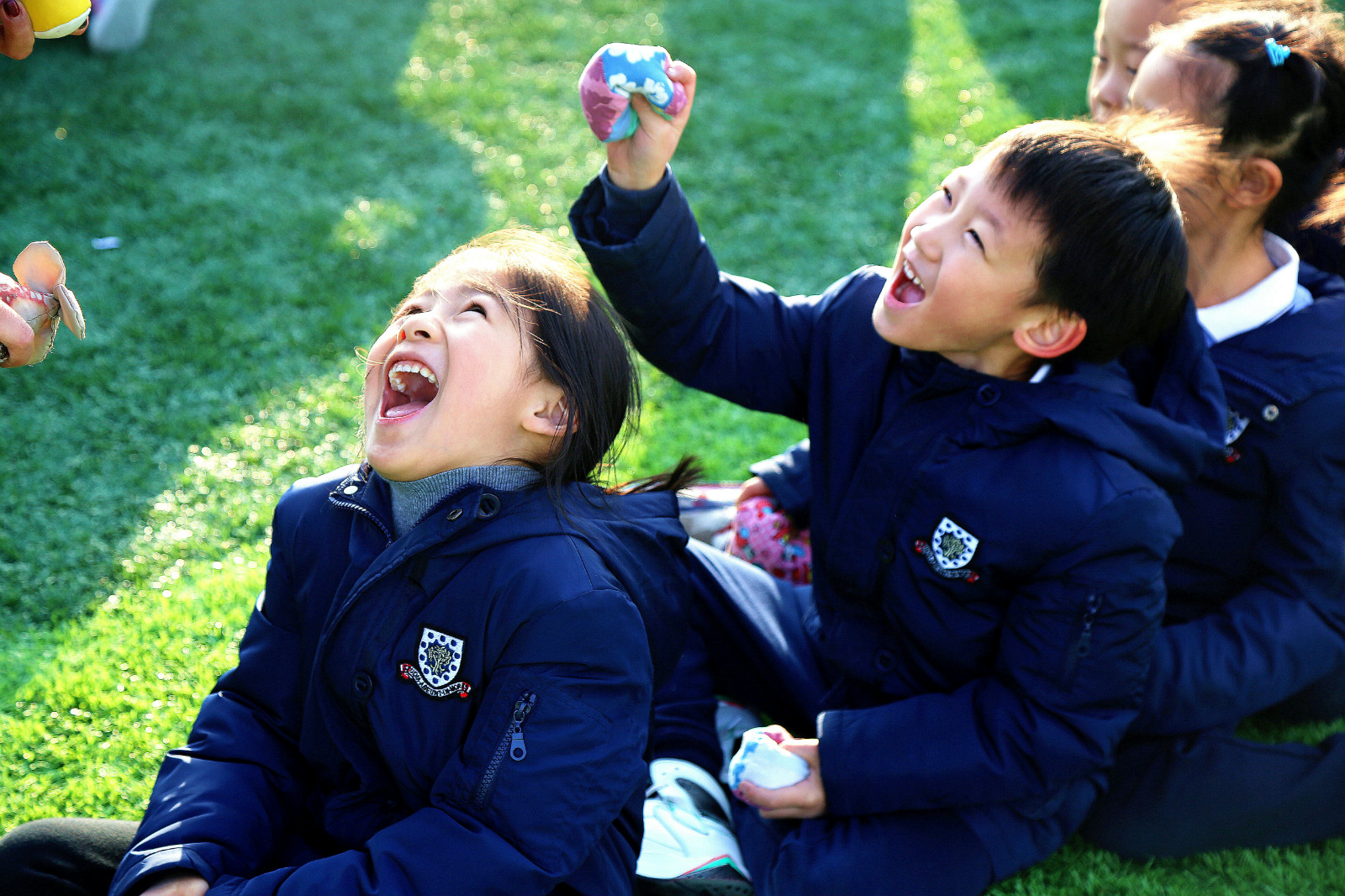 小孩上学怎么搭户_小孩背书包上学怎么画(2)