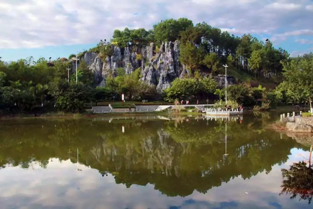 旅游 正文  龚州生态园座落在平南县城北,与县城紧密连接.