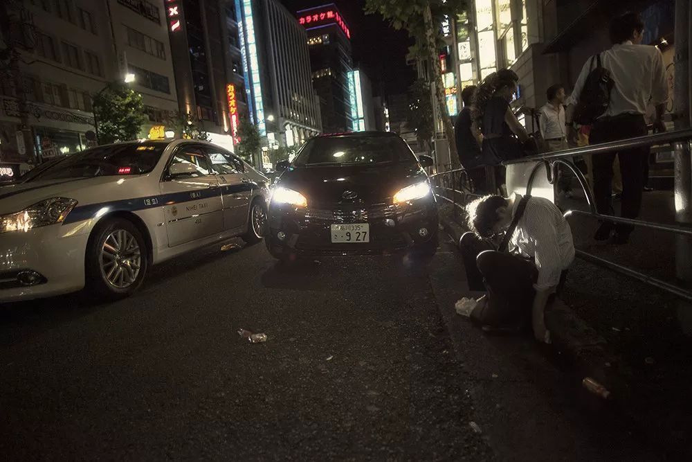 大发彩票实拍日本夜晚的街头“尸横遍野”这个民族太累了！(图4)