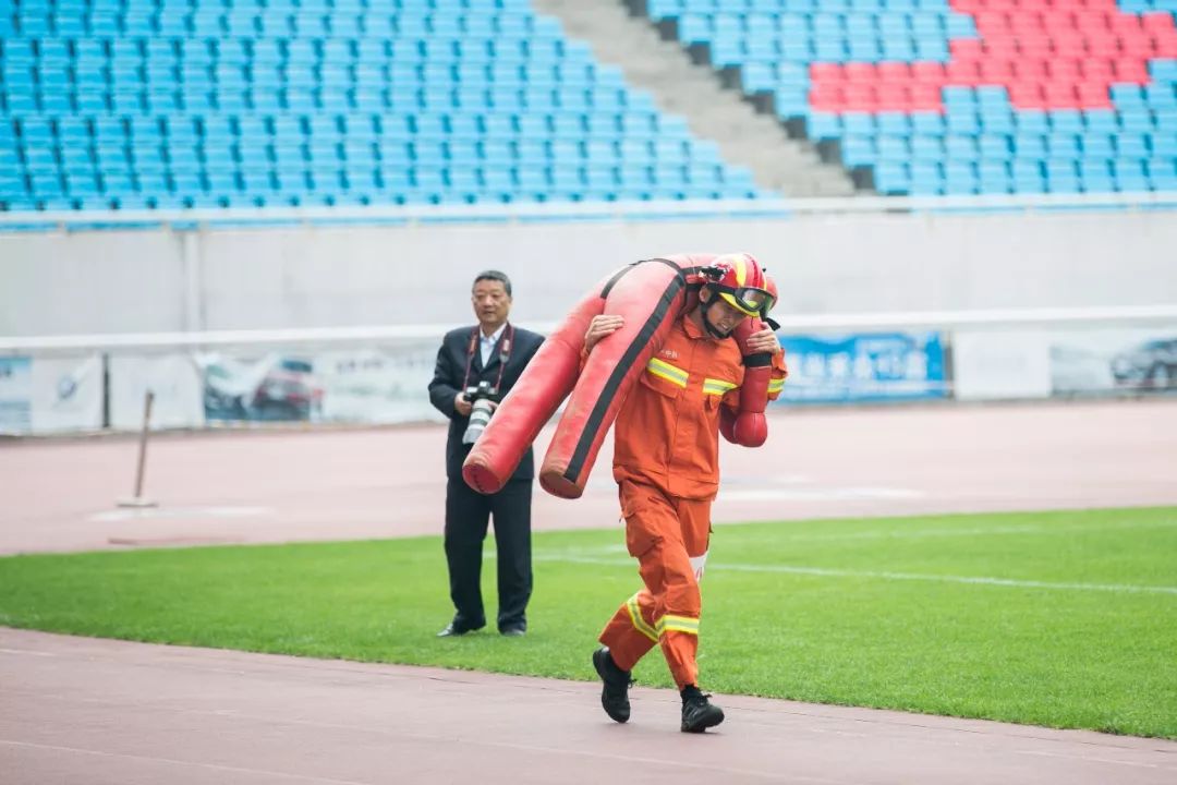 六旬老夫妇路中摔倒 暴雨中再现消防员最美"公主抱" 即使在洪水中 也