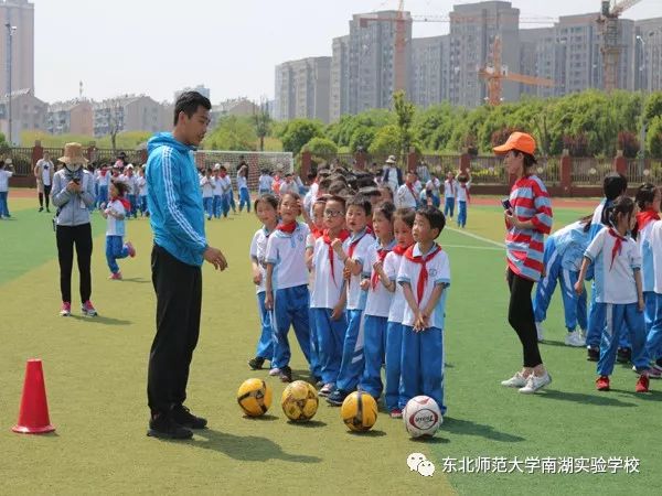 东北师范大学南湖实验学校首届春季全员运动会在学校党委书记韩伟峰的