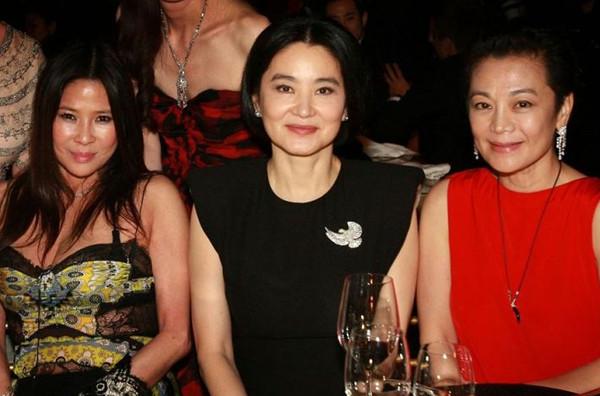 张艾嘉曾和林青霞在《红楼梦》一起合作,30年后才同框 对于很多女星来