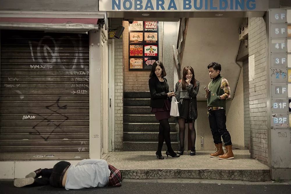 大发彩票实拍日本夜晚的街头“尸横遍野”这个民族太累了！(图5)