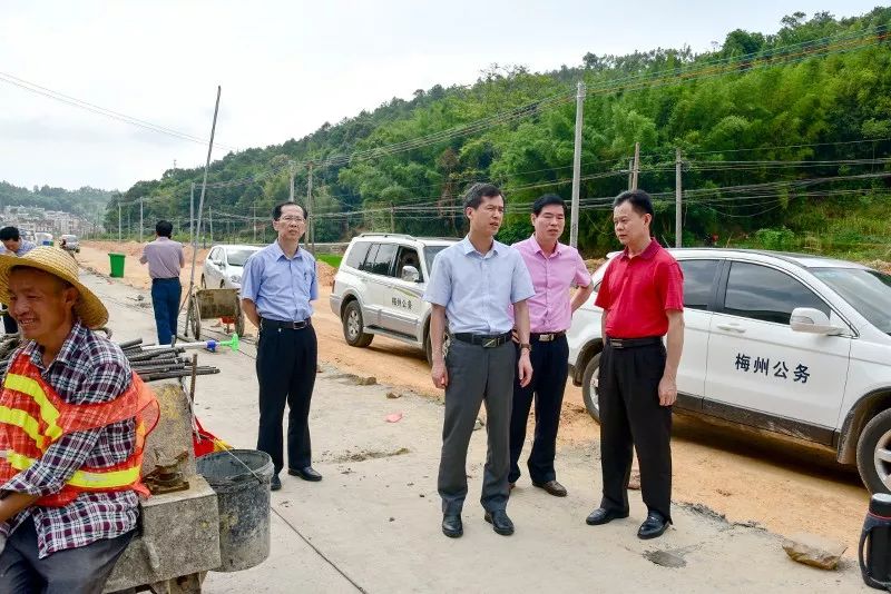 随后在县公路局会议室召开了座谈会,何伟雄局长汇报了我县的国省公路