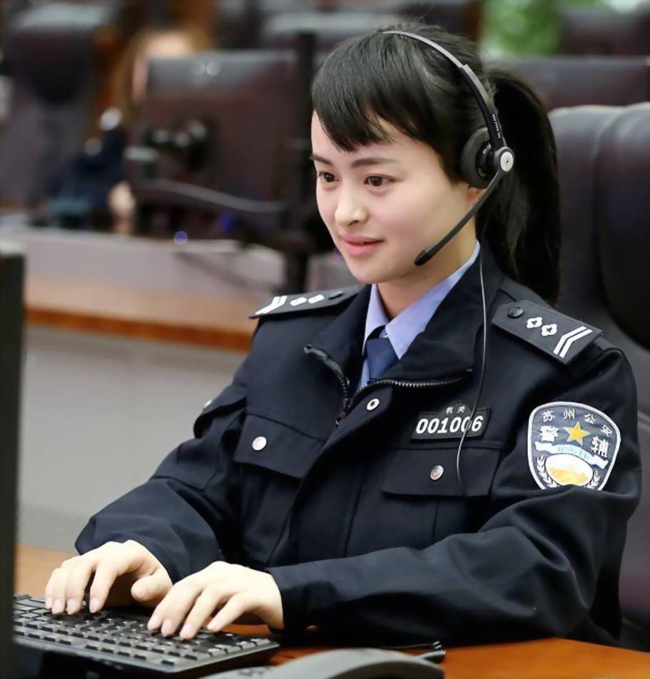 中国女警官剪影 这颜值有点高!