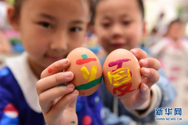 5月4日,河北省新乐市一家幼儿园的小朋友展示手绘的彩蛋.