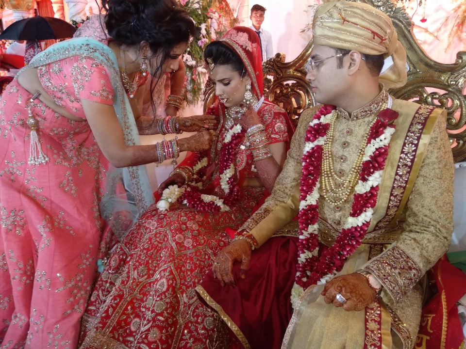 印度婚礼女方包办100万嫁妆,场面豪华到想娶个