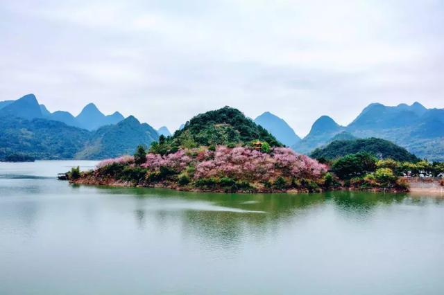 清新桃花湖,水宽云阔,风光旖旎