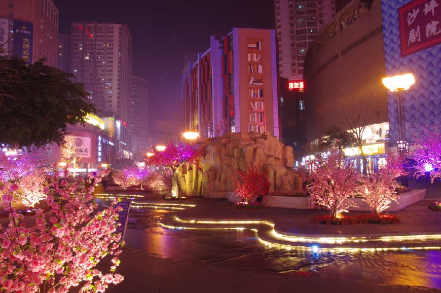 重庆三峡广场夜景灯光规划三峡广场位于重庆沙坪坝区闹市中心,呈十字