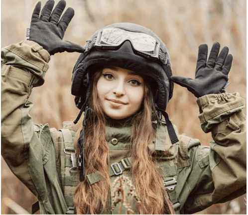 酷爱军装cosplay的俄罗斯小美女,被称为最美女兵,让人