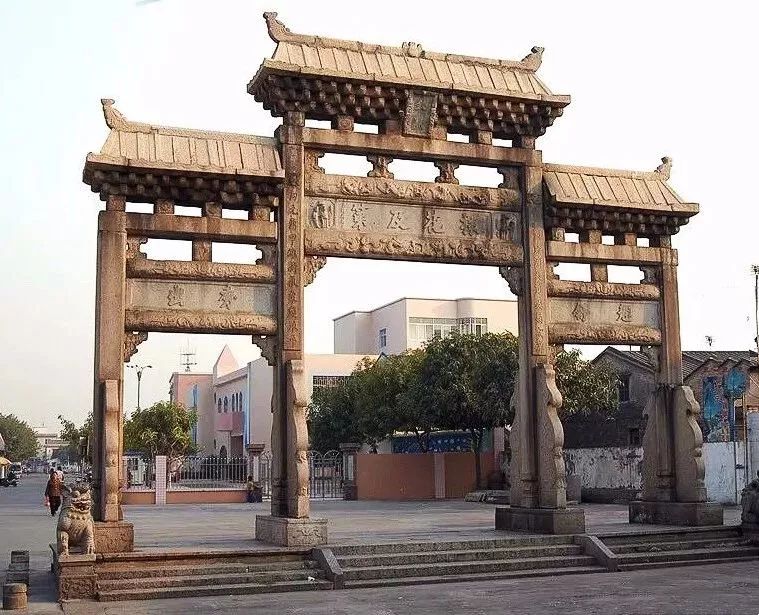 "探花及第"坊位于沙溪镇龙瑞村,建于清代同治元年(1862年,高约8米