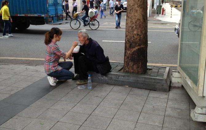 【组图】女孩施舍乞丐一碗面, 姐妹笑她傻, 半年后乞丐送她一千万