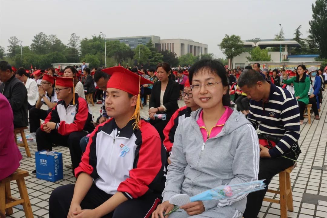 广饶一中二校区举行青春成长感恩责任十八岁成人礼暨感恩母亲节活动