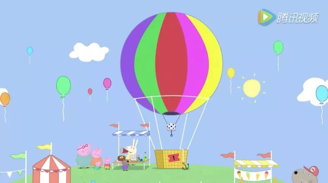 完全还原了动画中的热气球之旅 这个升降机的造型来源于动画中 佩奇一