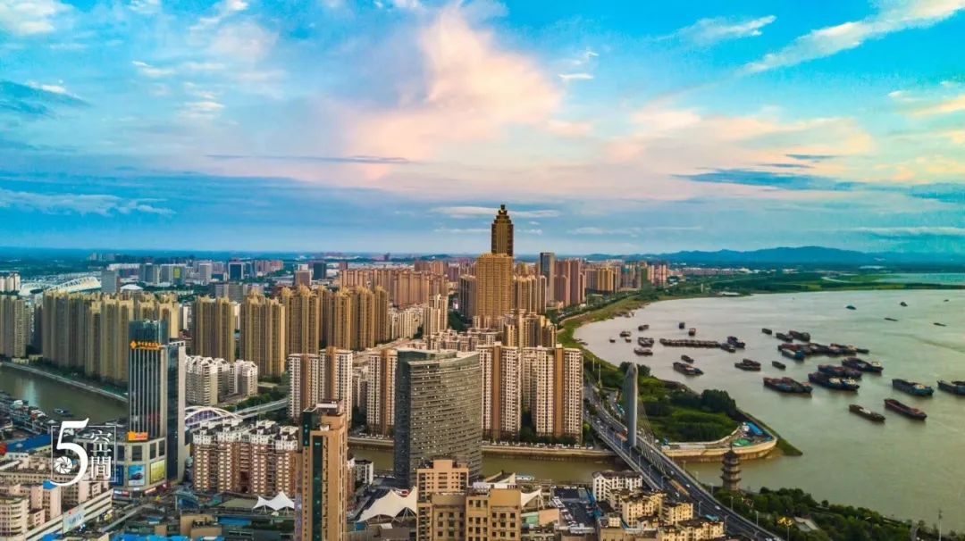 今天一场暴雨后,芜湖的天空分分钟上演大片!