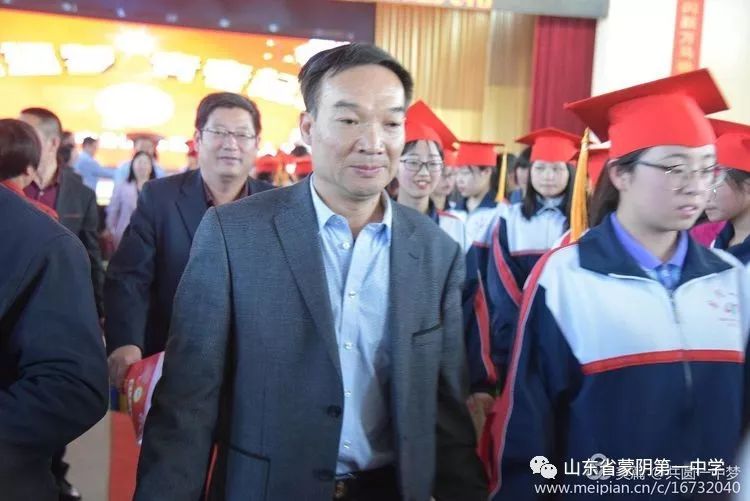 学生十八岁成人宣誓后,张明平校长欣然与学生代表走上红毯.