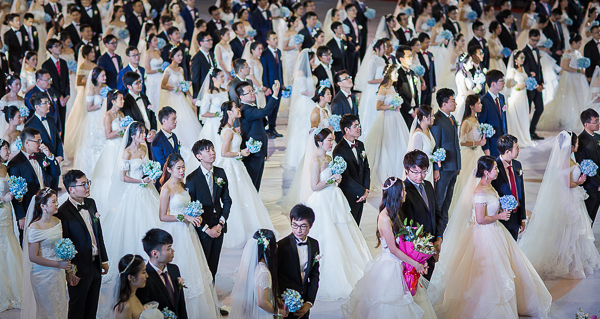 2018年5月6日,杭州,新人在浙江大学紫金港校区体育馆参加校友集体婚礼