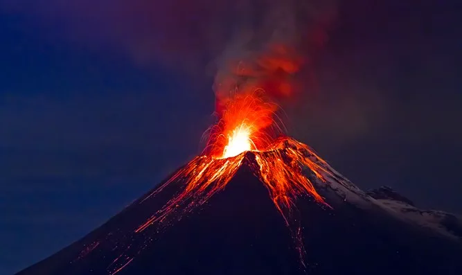 夏威夷基拉韦厄火山瞬间爆发 万人紧急撤离!