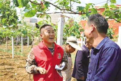 让青春之花在奉献中绽放—记全国优秀共青团员安文忠 本报记者