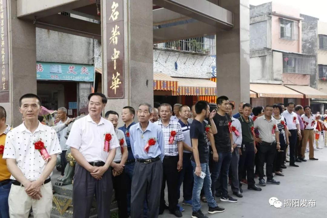 仪式过后 正式宣布解除两村之间 据燎原街道果陇村村委福利会会长庄