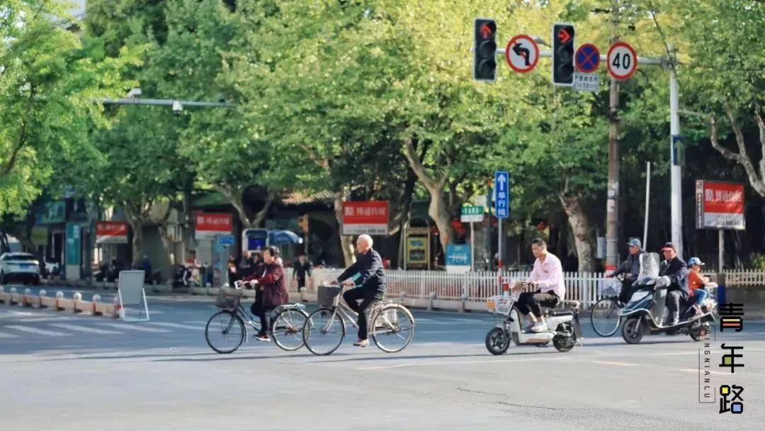 青年路与劳动北路交界处的西边,就是当年最牛的建筑——黄岩大厦,那