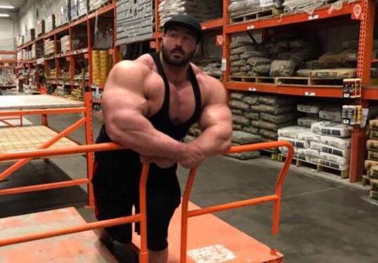 世界上最强壮肌肉男,不是艾迪霍尔却是他,体重增长200