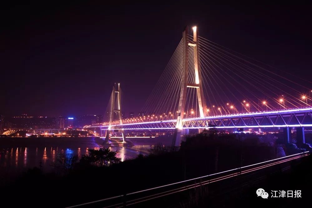 夜色中的鼎山长江大桥