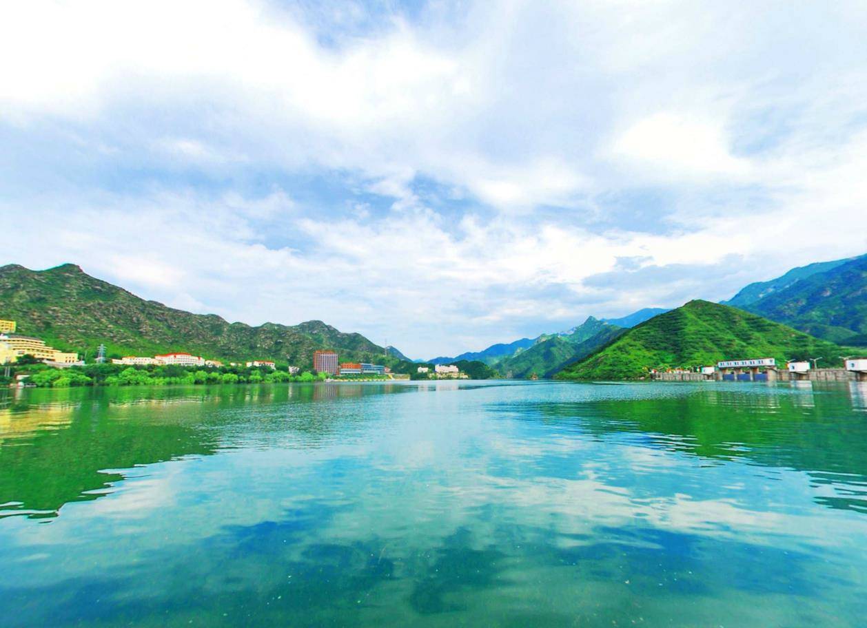 北京雾灵湖度假村内设雾灵湖宾馆和雾灵湖餐厅,位于密云县遥桥峪水库