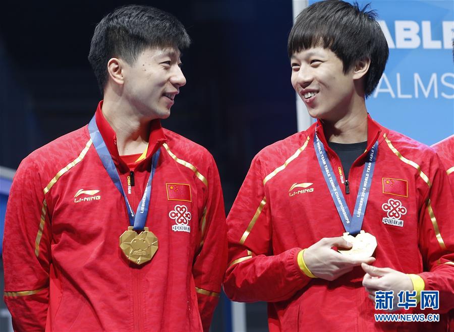 5月6日,中国队队员马龙(左)和林高远在颁奖仪式上.