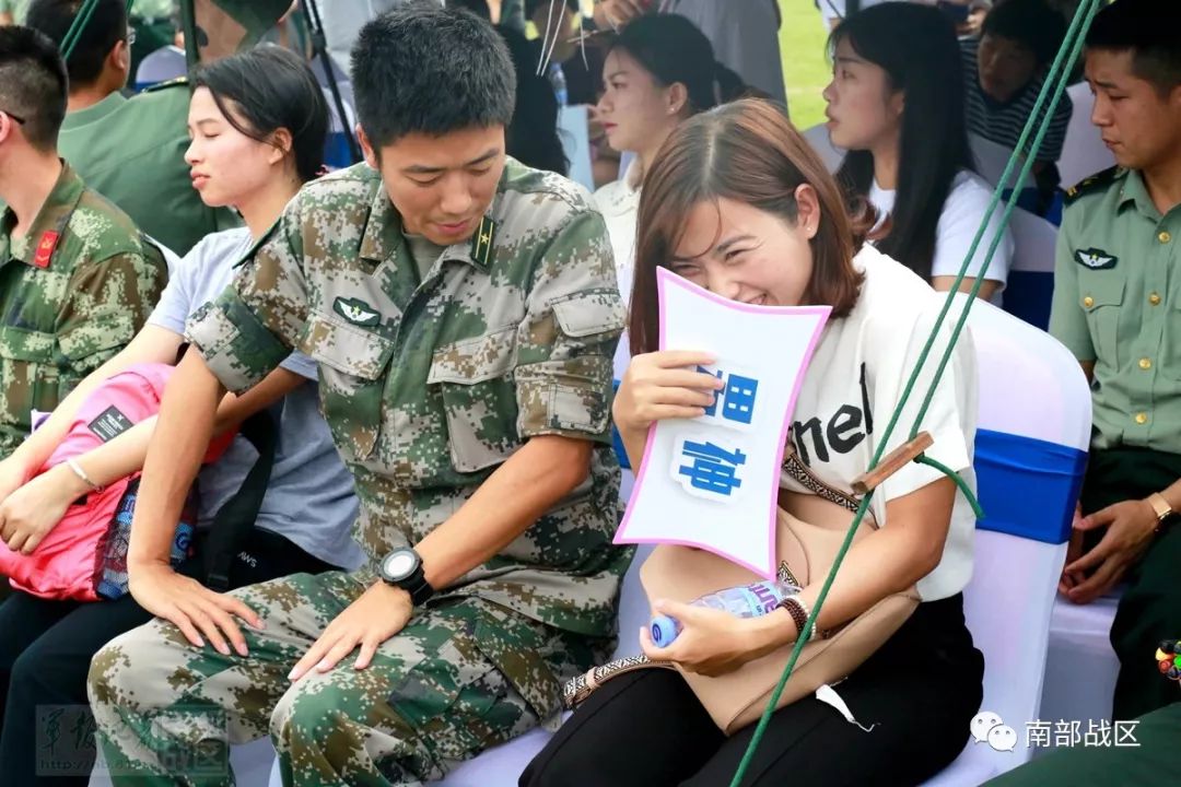 深圳军地相亲会甜甜蜜蜜,兵哥胆大妹子娇羞