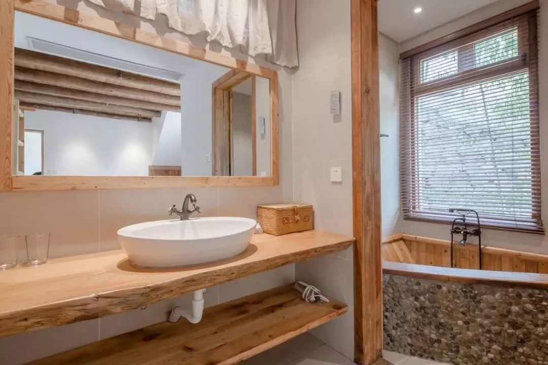 旅游 正文  不得不单独说说云岸山居的浴室,空间宽敞干净的卫生间真的